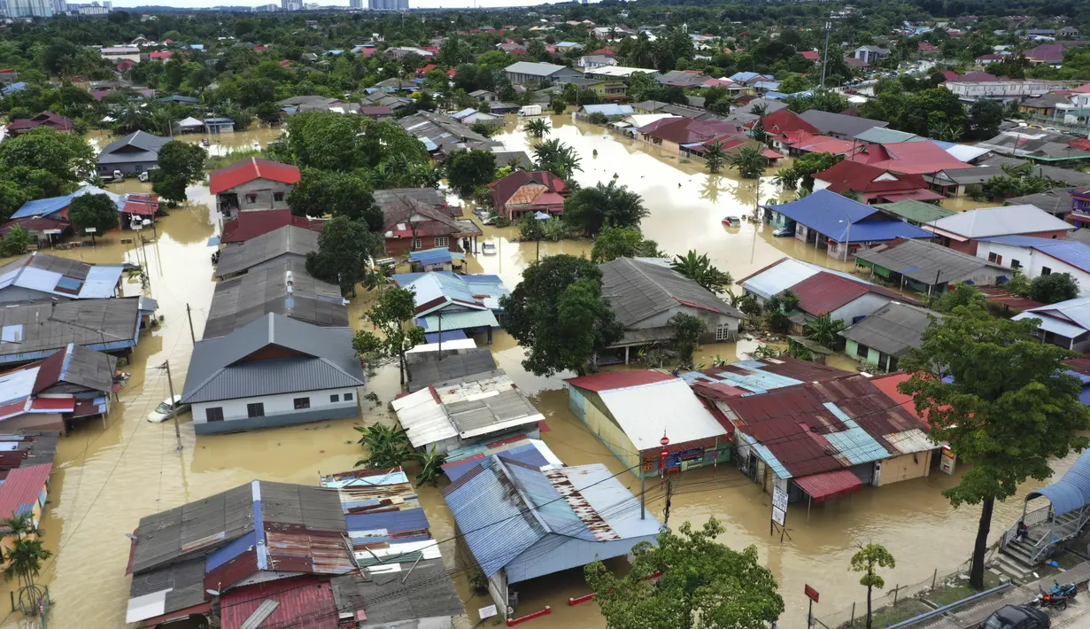 Pemandangan dari udara ini menunjukkan desa yang terendam banjir di Puchong, luar Kuala Lumpur, Malaysia, Minggu (19/12/2021). Banjir menyebabkan ribuan warga mengungsi dan banyak jalan yang memutus akses. (Chan Yoke Poh/Lion Club International 308B1 via AP)