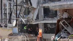 Jumlah korban tewas di Israel diperkirakan akan terus meningkat seiring petugas yang masih melakukan operasi penyelamatan. (GIL COHEN-MAGEN/AFP)