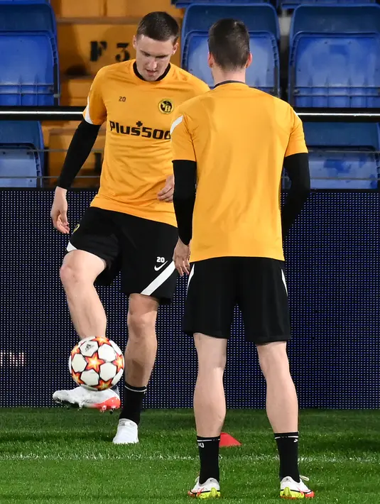 Gelandang Young Boys, Sandro Lauper mengontrol bola selama sesi latihan di Estadio de la ceramica di Villarreal, Senin (1/11/2021). Young Boys  akan bertandnag ke markas Villarreal pada matchday 4 Grup F Liga Champions 2021/22, Rabu (3/11) WIB di Estadio de la Ceramica (JOSE JORDAN / AFP)