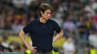 Pelatih Korea Selatan Hong Myung-bo menyaksikan jalannya laga Grup A Piala Dunia 2026 antara Afrika Selatan vs Korea Selatan di Guadalupe, dekat Monterrey, Meksiko, Rabu, 24 Juni 2026. (AP Photo/Moises Castillo)