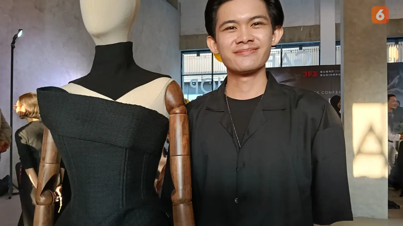 Arron Bryan Menangkan Future Fashion Designer 2026, Bawa Angsa Hitam di Final