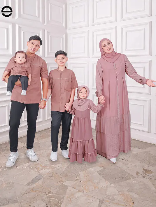 Sonny Septian dan Fairuz A Rafiq jadi brand ambassador brand modest wear Ethica Group. Untuk koleksi Raya 2023, merek asal Bandung tersebut membuat koleksi set sarimbit untuk gaya serasi bareng keluarga.
