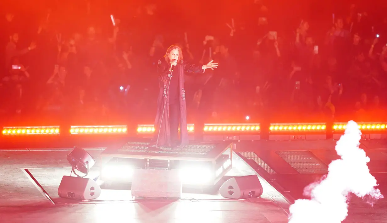 Bintang rock Ozzy Osbourne tampil dalam upacara penutupan Commonwealth Games di Alexander Stadium, Birmingham, Inggris, 8 Agustus 2022. Rocker berusia 73 tahun ini tampil hanya dua bulan setelah operasi. (Mike Egerton/PA via AP)