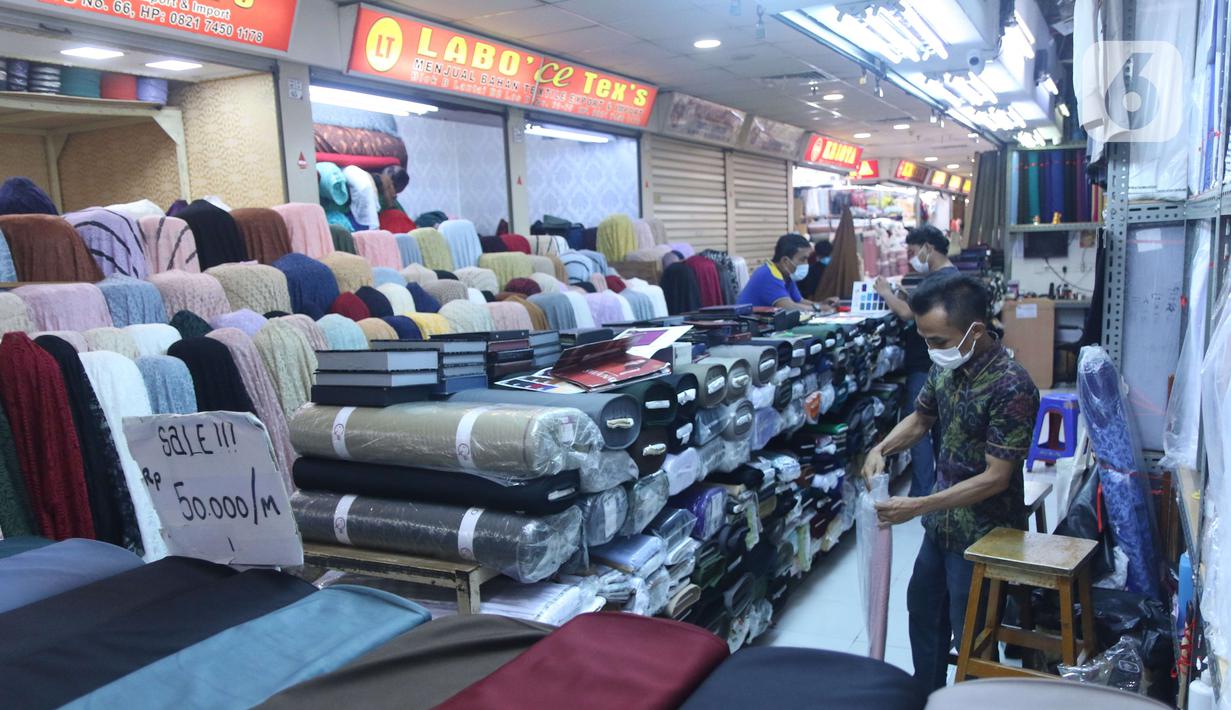 Aktivitas jual beli bahan tekstil di Pasar Tanah Abang, Jakarta, Sabtu (27/11/2021). Utilisasi industri tekstil dan produk tekstil dalam negeri menunjukkan kinerja yang positif menjelang akhir 2021, berada di posisi 80 - 85 persen pada awal kuartal IV/2021. (Liputan6.com/Angga Yuniar)
