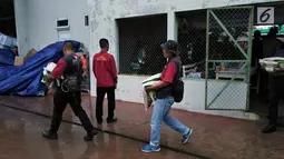 Relawan AGP menyalurkan bantuan untuk pengungsi imbas tsunami Selat Sunda di pengungsian Rajabasa, Lampung Selatan, Kamis (27/12). Bantuan logistik terdiri dari beras, gula, mie instan, minyak goreng, popok, dan susu bayi. (Liputan6.com/HO/Rini)