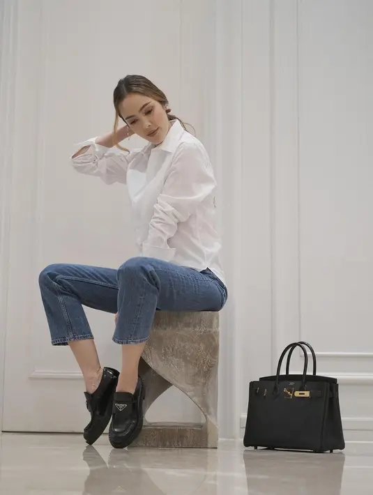 Loafer lug-soke akan menjadi tren yang semakin diminati dan jadi favorit ‘It Girls’. Gayanya mengacu pada sol karet yang tebal. [@cathysharon]