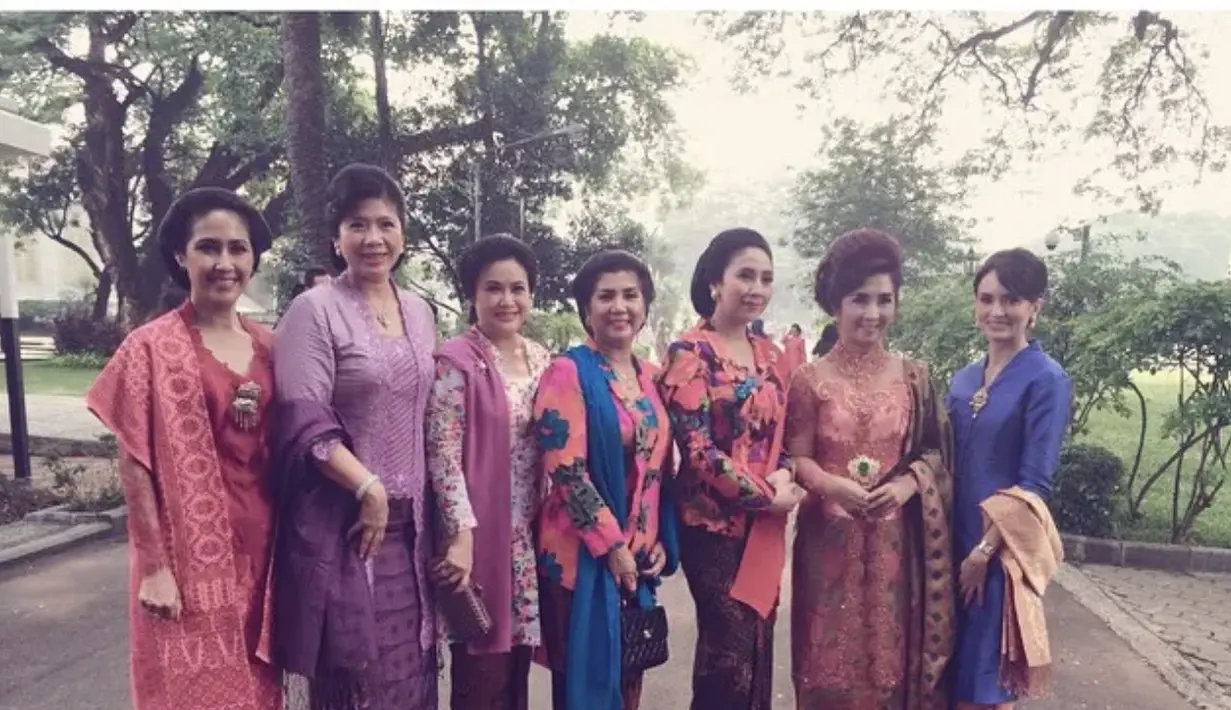 Kebaya kurung menjadi salah satu kebaya andalan Bianca. Ia memilih material yang lebih tegas untuk menampilkan keindahan struktur kebaya yang ditampilkan. (Instagram/bianca.alinda).