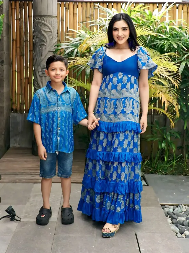Gaya Seragam Biru Bermotif Keluarga Ashanty