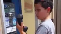 Lucu, Anak Kecil Ini Mengira Telepon Umum Makhluk Asing