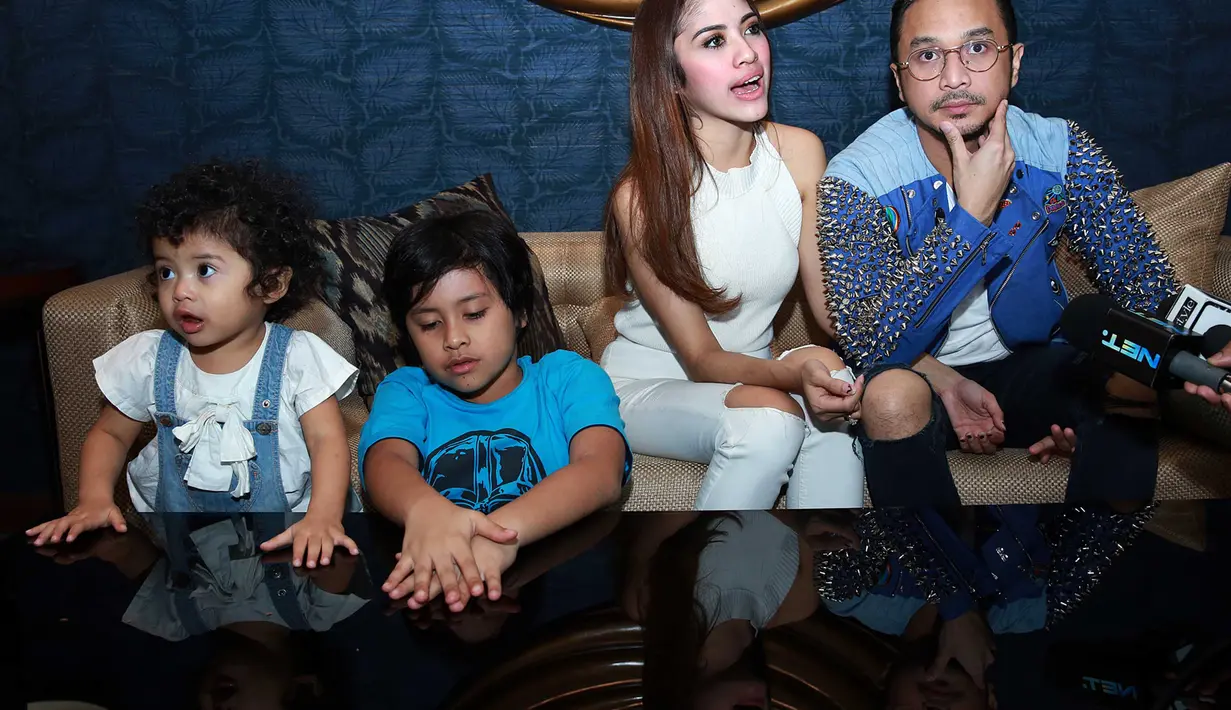 Bahkan demi kebahagiaan istri, vokalis band Nidji itu rela menjaga anak-anaknya. (Deki Prayoga/Bintang.com)