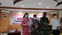 Kepala Dinas Kesehatan (Dinkes) Sulut dr Debby Kalalo (kiri) saat memberikan keterangan.