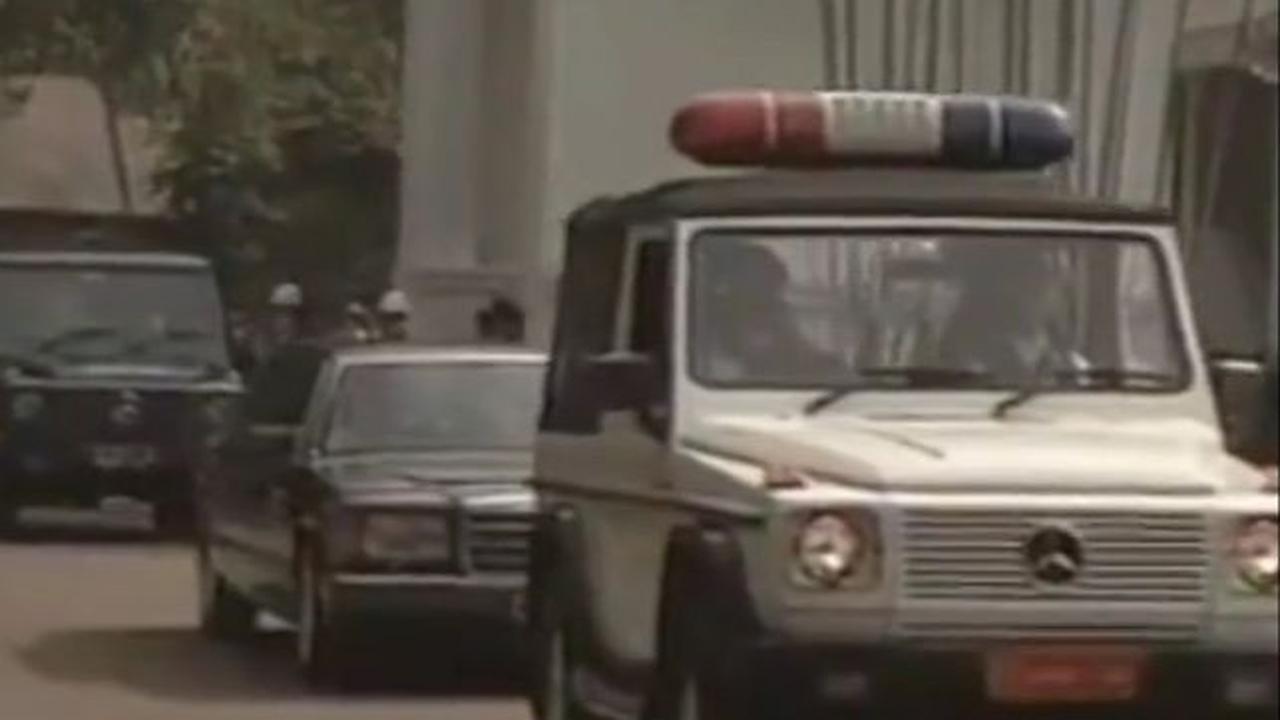 Presiden ke-2 RI itu pergi menggunakan mobil sedan Mercedes berwarna hitam dengan plat nomor sipil.