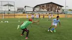 Seorang pelatih memberikan arahan kepada anak asuhnya saat berlatih di Lapangan Ingub Muara Angke, Jakarta Utara. (Bola.com/M Iqbal Ichsan)