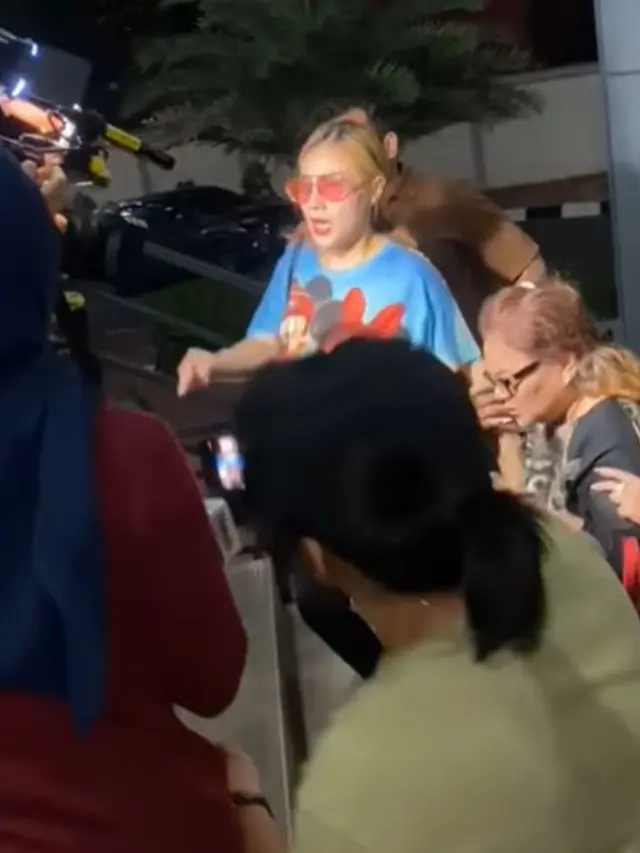 6 Potret Tangis Eva Manurung Jenguk Virgoun di Kantor Polisi, Terduduk Lemas