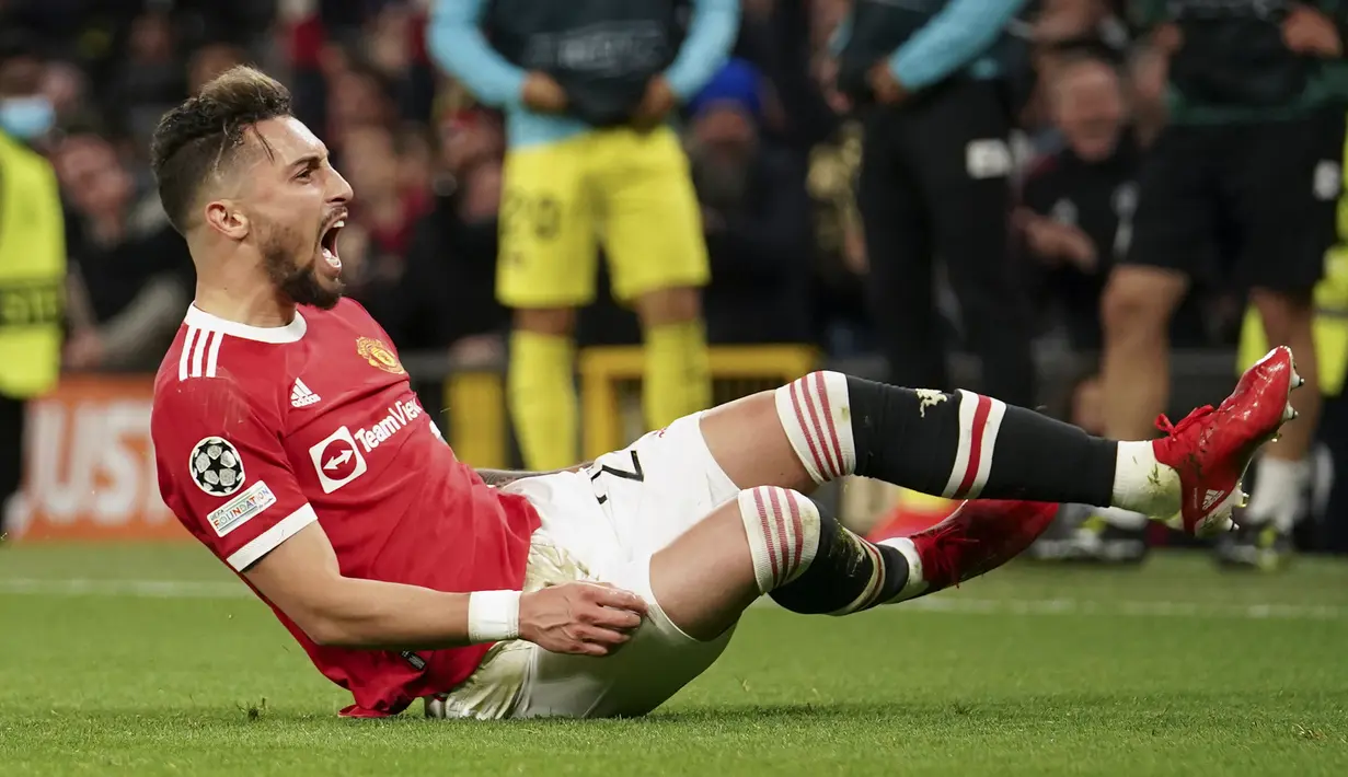Tak butuh waktu lama bagi Manchester United untuk menyamakan skor 1-1. Pada menit ke-59, sepakan voli Alex Telles berhasil mengoyak gawang Villarreal usai meneruskan umpan tendangan bebas Bruno Fernandes. (AP/Dave Thompson)
