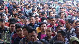 Ribuan orang mengantri untuk mendaftarkan diri mereka untuk menjadi pengemudi Uber di Jakarta, Selasa (24/5). Pendaftaran dilaksanakan pada Selasa, 24 Mei 2016 dan Rabu, 25 Mei 2016. (Liputan6.com/Angga Yuniar)