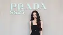 Hadiri Prada SS25 Show di Milan Fashion Week sebagai brand ambassador terbaru, Karina aespa  pesona elegan dalam balutan mini dress hitam dengan detail strap kristal berkilauan dan tas berusia 100 tahun. [@katarinabluu].