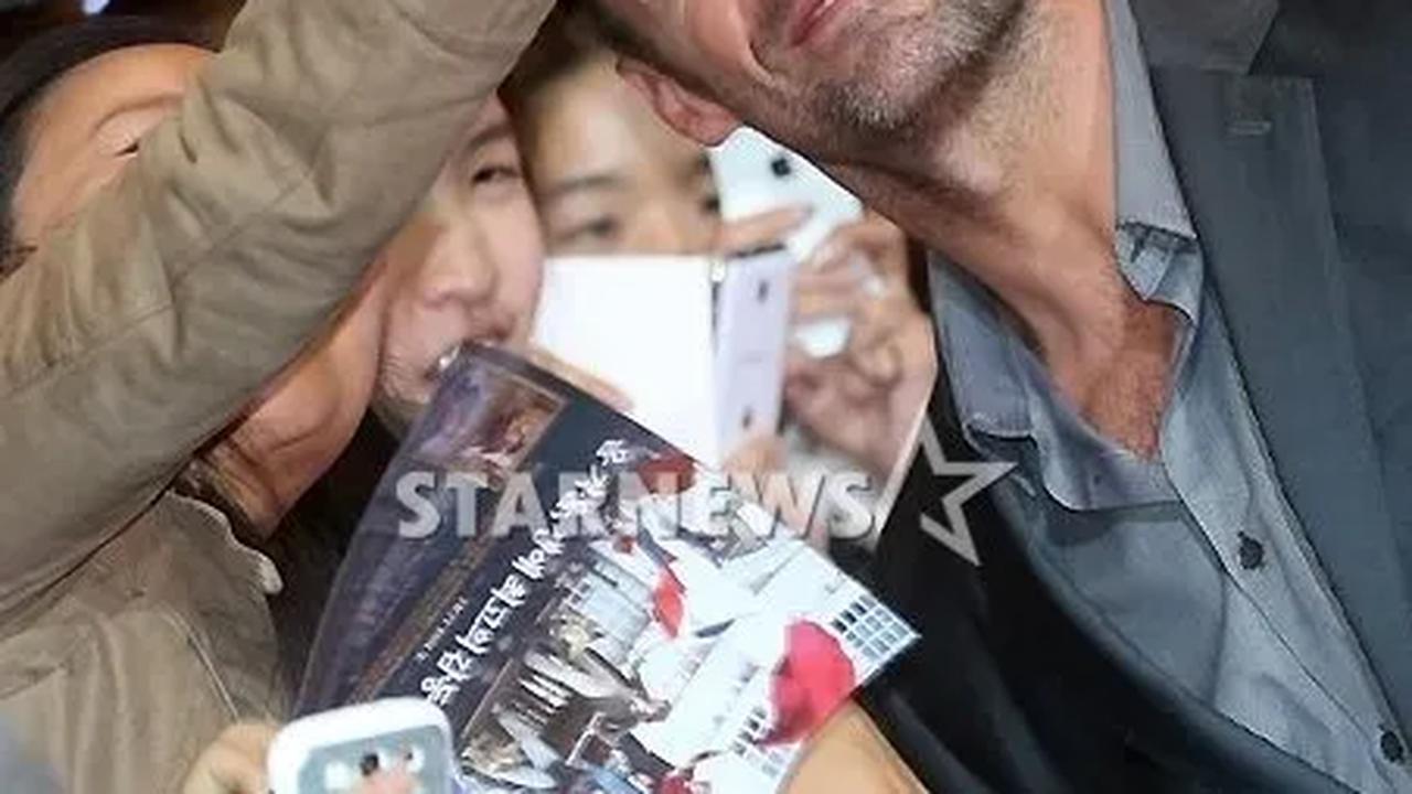 Bahkan Wolverine bisa bersikap sangat manis kepada fans Â©soompi.com