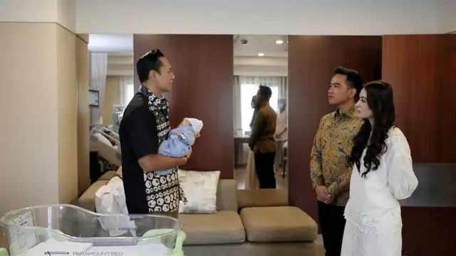 Baru Terungkap! Selvi Ananda Tampil Anggun Saat Jenguk Annisa Pohan Pasca Melahirkan Anak Kedua