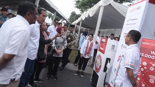 Presiden RI Joko Widodo, didampingi Menteri BUMN Rini Soemarno dan Direktur Utama Pertamina Nicke Widyawati meninjau display Pertashop. (Dok Pertamina)