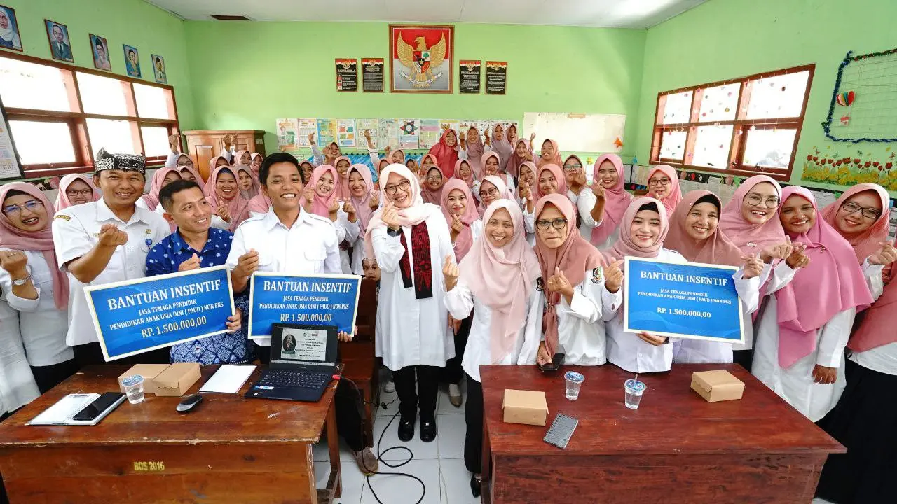 Bupati Banyuwangi Ipuk Fiestiaandani menyerahkan seca simbolis insentif guru  PAUD non ASN se- Banyuwangi (Istimewa)