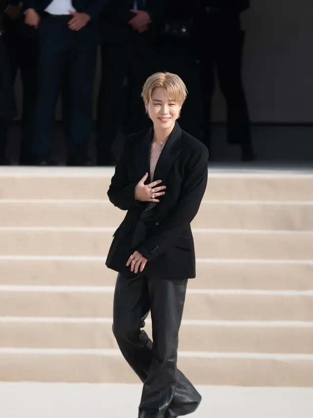 Pesona Prince Dior Jimin BTS Tampil Shirtless di Paris Fashion Week