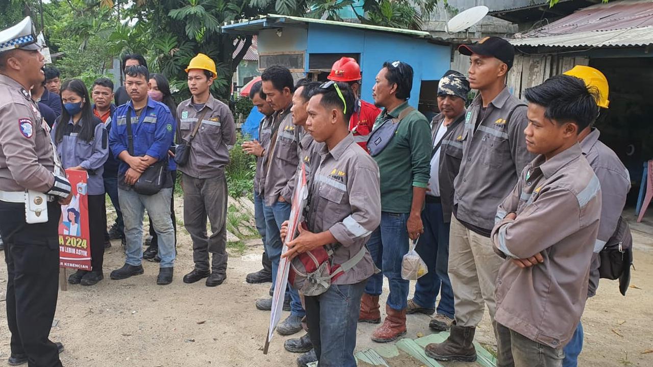 Aksi Anggota Polantas Pelalawan Sambangi Karyawan Perusahaan, Edukasi Terkait Pilkada