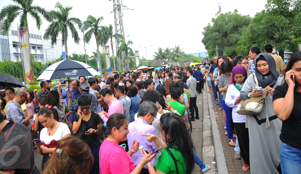 Ratusan pecinta traveling terlihat mengantri di area kawasan Senayan City, Jakarta, (11/03/16). Menyusul kesuksesan tahun lalu, BCA kembali bekerja sama dengan Singapore Airlines untuk memberikan berbagai penawaran menarik. (Liputan6.com/Faisal R Syam)