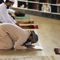 Umat Muslim melaksanakan sholat Tahajud selama Malam Lailatul Qadar di Masjid Naif, Dubai (5/5/2021). 10 hari menjelang berakhirnya bulan Ramadhan, umat muslim melakukan Itikaf untuk meraih malam kemuliaan (Lailatul Qadar) dengan membaca Alquran, Shalat Tahajud dan berzikir. (AFP/Karim Sahib)