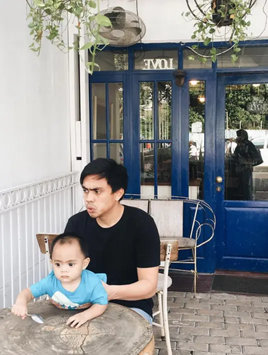 "(Ribet) Banget sih, cuma mau diapain lagi, cuma kan semakin ribet semakin sehat kan berarti dia, biar dia juga terbiasa sama lingkungan kerja, bisa bersosialisasi," kata Ayudia. (Instagram/ayudiac)