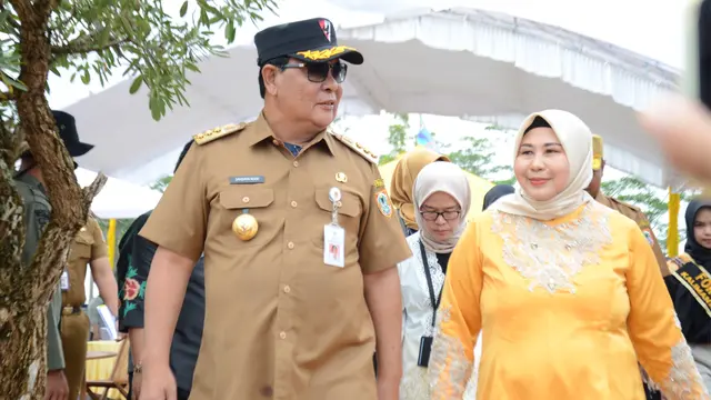 Gubernur Kalsel H. Sahbirin Noor bersama Ketua Tim PKK Provinsi Kalsel Hj. Raudhatul Jannah melakukan penanaman pohon di Taman Hutan Hujan Tropis Indonesia (TH2TI) Perkantoran Pemprov Kalsel, di Banjarbaru, Senin (22/04).