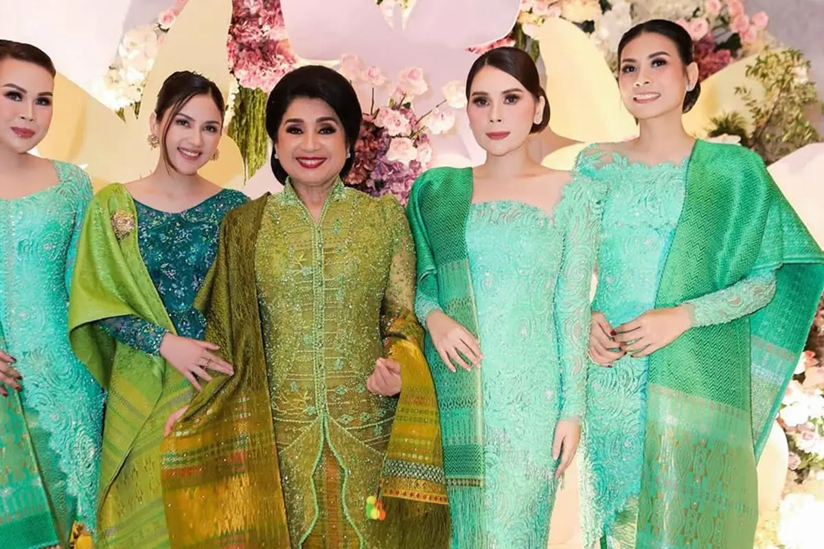 6 Potret Syukuran Baptisan Kyarra Anak Jessica Mila, Tampil Kompak Berkebaya Hijau