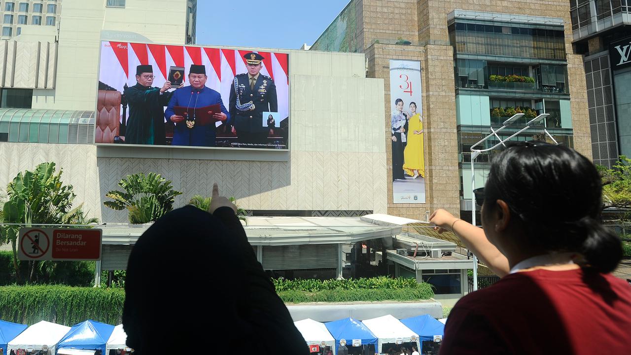 Warga Saksikan Prabowo Ucapkan Sumpah dan Janji sebagai Presiden Lewat Videotron