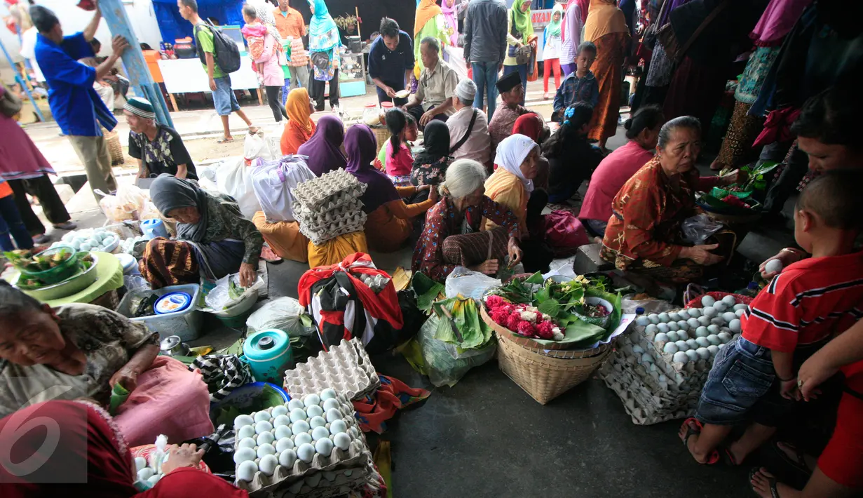 Pedagang memadati area sekitar di bunyikanya gamelan  sekaten di Bangsal Masjid Agung Kraton Surakarta, (21/12). Gamelan pusakayang di gunakan untuk dakwah agama islam pada zaman kerajaan Demak. (Boy Harjanto)