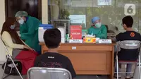 Tenaga kesehatan menyuntikkan vaksin COVID-19 kepada warga saat vaksinasi keliling untuk warga Kelurahan Malaka Jaya di RPTRA Bunga Rampai, Jakarta, Jumat (9/7/2021). Pemprov DKI Jakarta memberikan pelayanan mobil vaksinasi COVID-19 keliling. (merdeka.com/Imam Buhori)