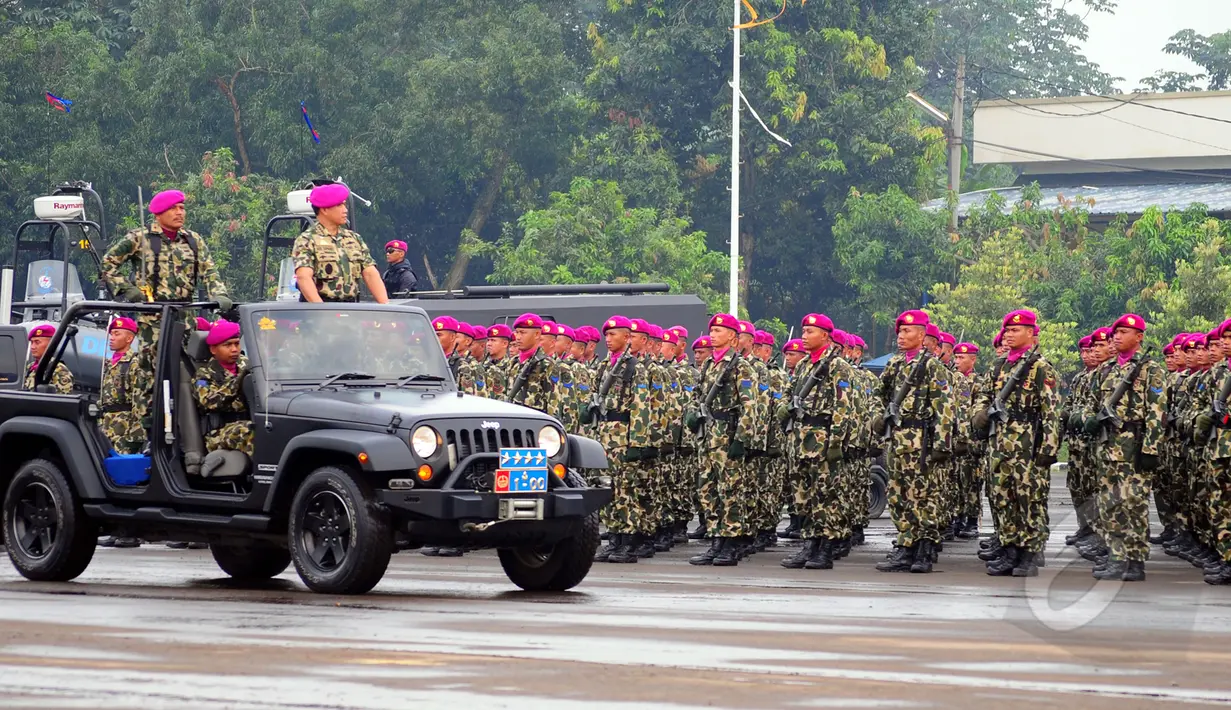 Kepala Staf Angkatan Laut (KSAL) Laksamana Ade saat memantau pasukan, Cilandak, Jakarta Selatan, Kamis (2/4/2015). Ade Supandi mendapat gelar Warga Kehormatan Korps Marinir. (Liputan6.com/Yoppy Renato)