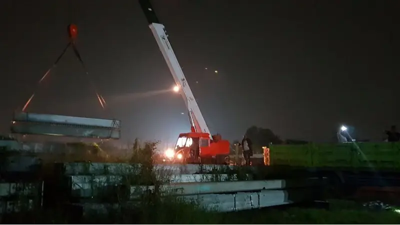 Kementerian PUPR mengirimkan rangka baja pengganti untuk Jembatan Cincin Lama di Kabupaten Tuban, yang runtuh pada Selasa (17/4/2108). (Humas Kementerian PUPR)