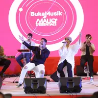 Maliq & D'essentials di acara Vidio.com, Senayan, Jakarta Pusat, Minggu (22/9/2019). (Daniel Kampua/Fimela.com)