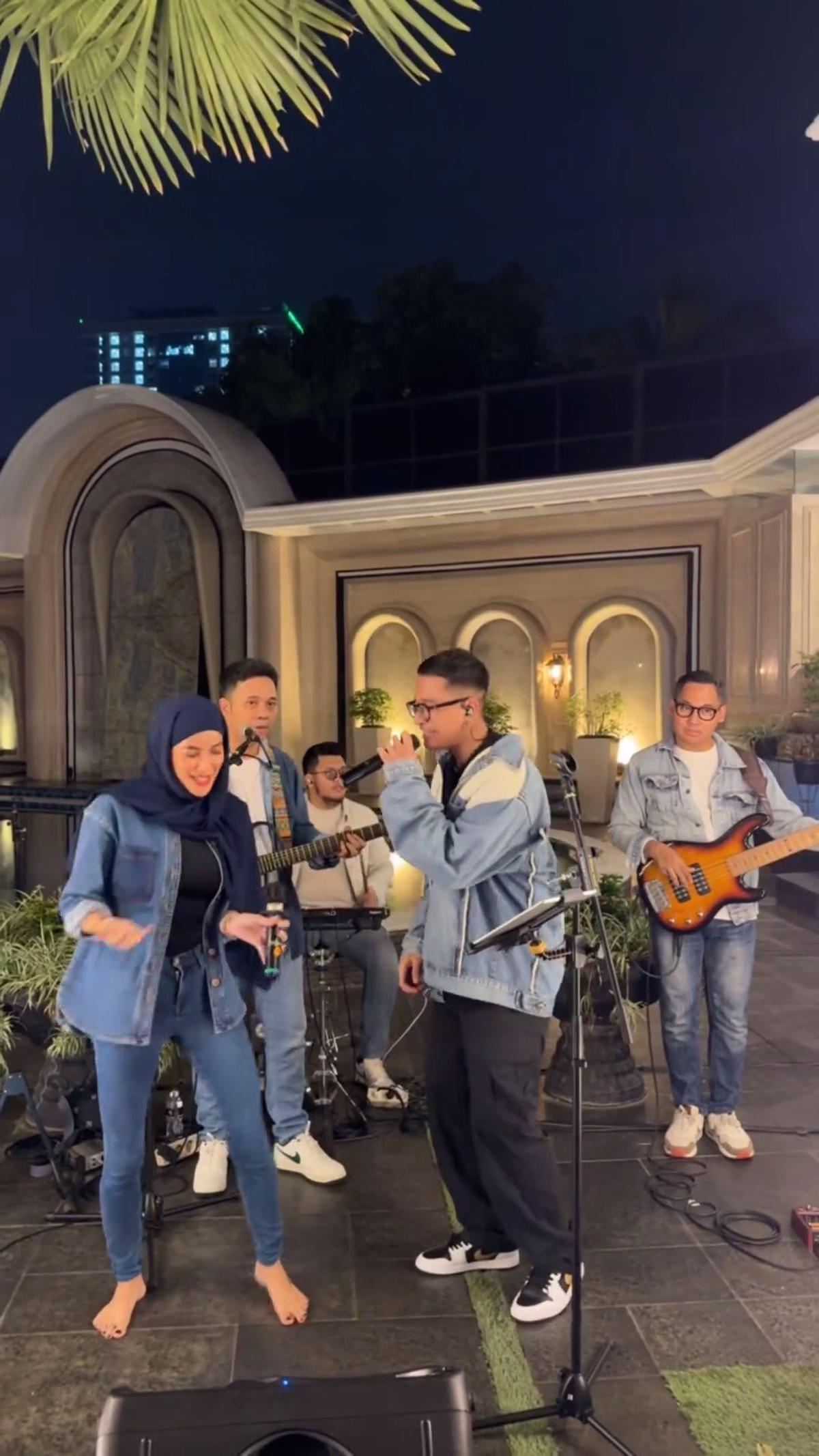 Keseruan Perayaan Ultah Erin Taulany, Karaokean Bareng - Olla Ramlan sampai Lepas Alas Kaki