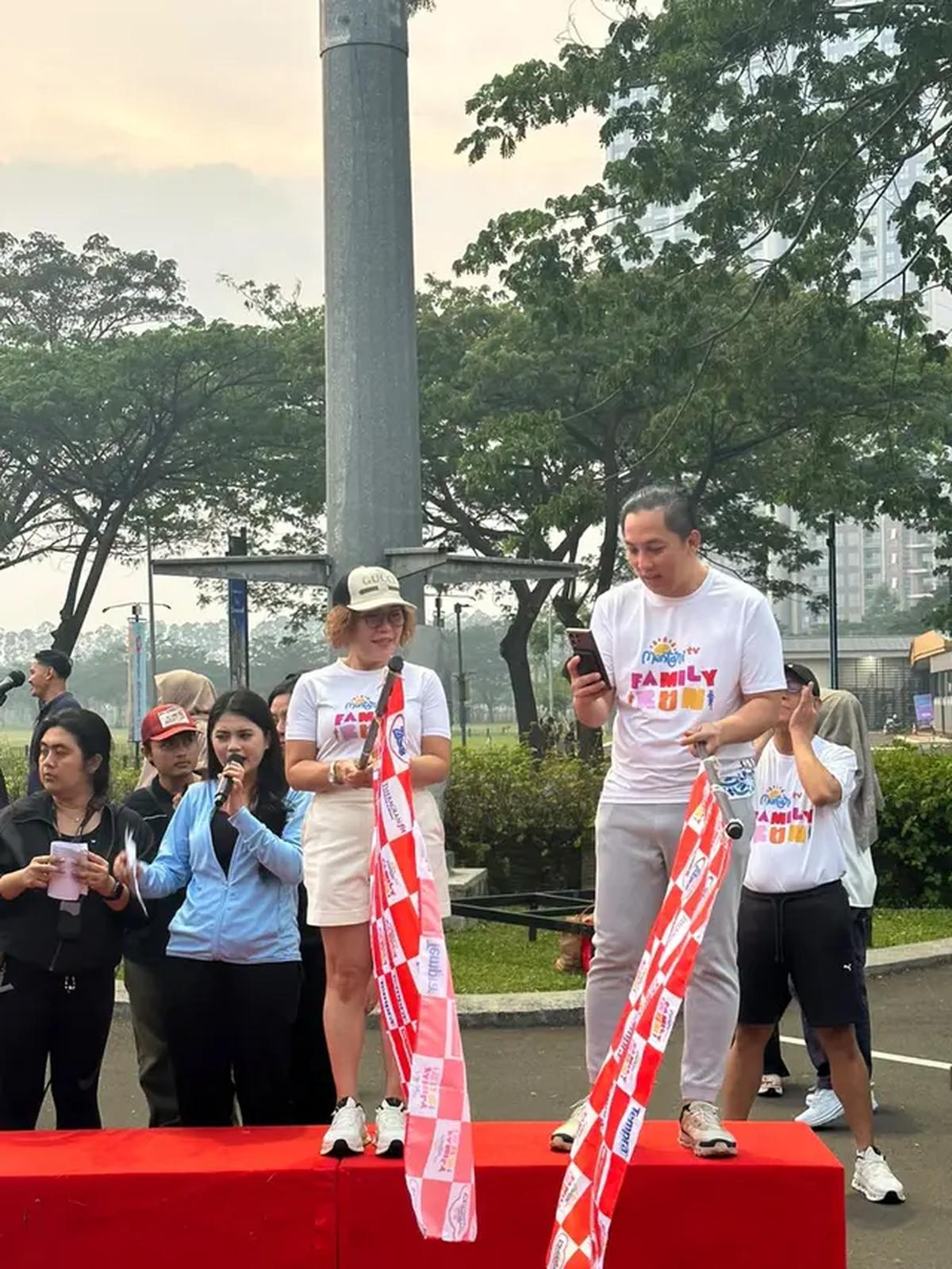 Direktur EMTEK Media, Harsiwi Achmad, bersiap mengibarkan bendera start MentariTV Family Run yang digelar di East Side Parking Mall @ Alam Sutera, Sabtu (27/6). (dok)