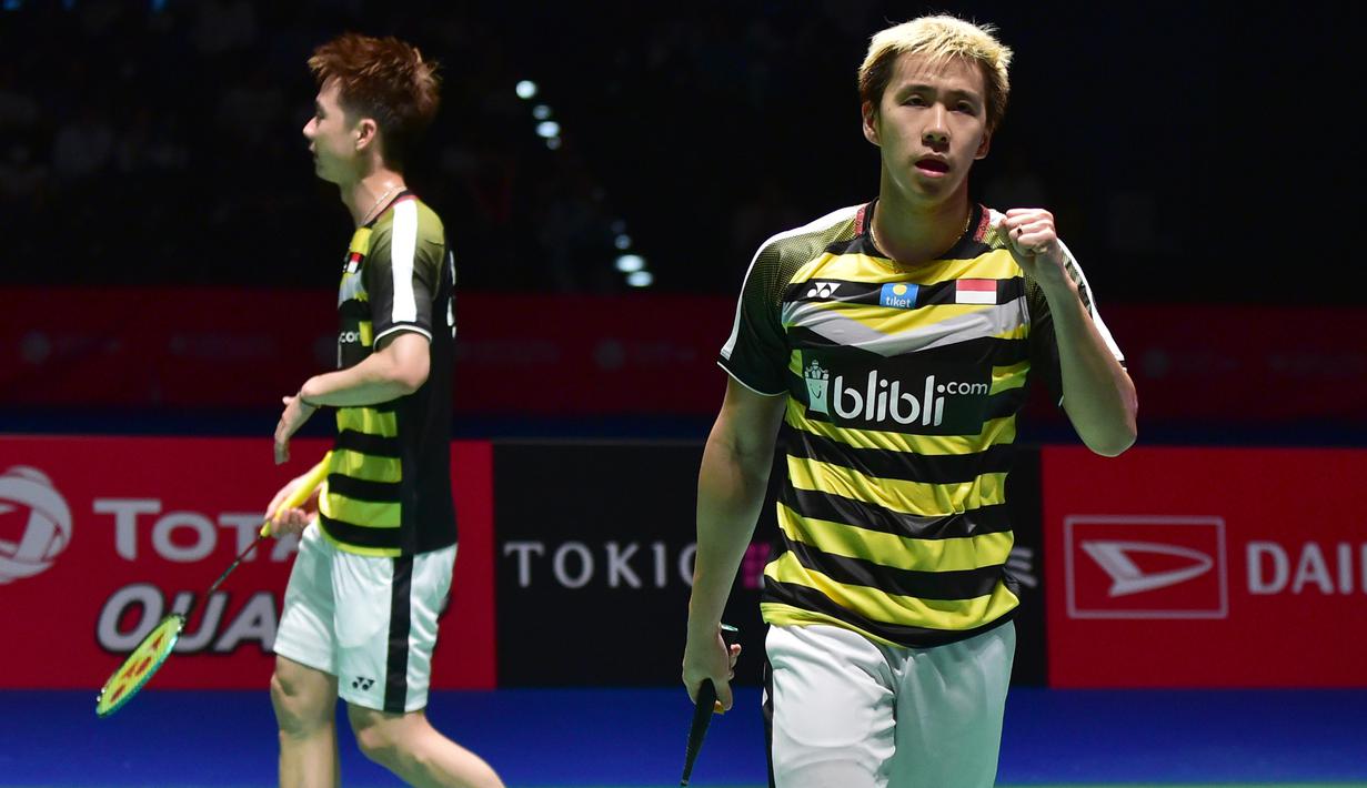 Ganda putra Indonesia, Marcus Gideon, merayakan kemenangan atas Li Junhui / Liu Yuchen pada final Jepang Terbuka di Tokyo, Minggu (16/9/2018). Kevin Sanjaya / Marcus Gideon berhasil menjadi juara. (AFP/Kazuhiro Nogi)