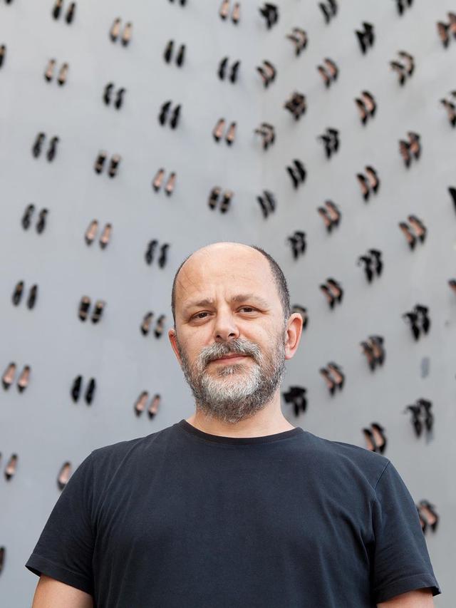 Seniman Ini Hiasi Dinding dengan 440 Pasang Sepatu, Alasan di Baliknya Bikin Terenyuh