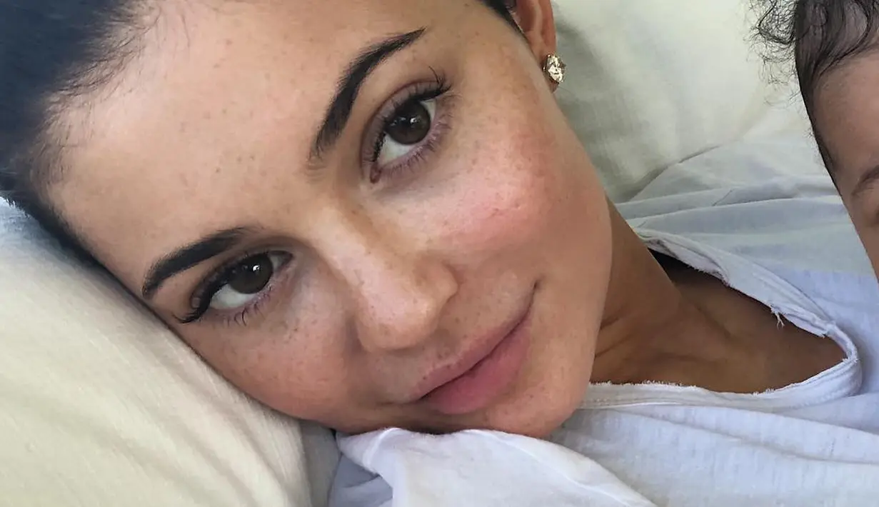 Foto yang dia unggah Kylie Jenner memotong bagian wajah Stormi. (instagram/kyliejenner)