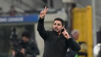 Manajer Arsenal, Mikel Arteta, memberi instruksi kepada para pemainnya saat pertandingan Liga Champions melawan Inter Milan  di Giuseppe Meazza, Italia, Rabu (21/1/2026). (AP Photo/Luca Bruno)