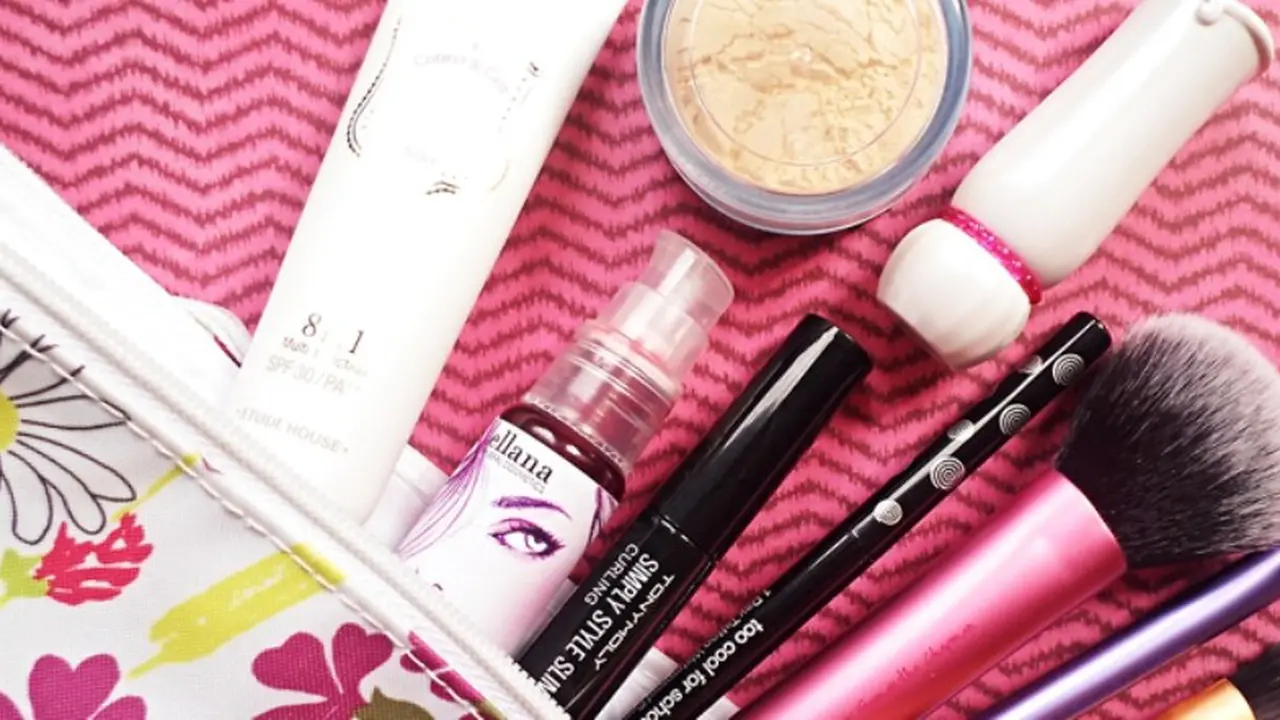 5 Alat Makeup yang Wajib Ada di Tas Wanita