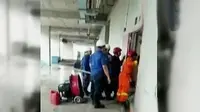 Satu pekerja masih terjebak dalam reruntuhan tangga darurat apartemen di Bekasi. 