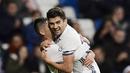 Pemain Real Madrid, Enzo Fernandez (kanan) merayakan gol bersama rekannya Mariano saat melawan Cultural Leonesa pada laga Copa del Rey di Santiago Bernabeu stadium, Madrid, (30/11/2016). (AFP/Javier Soriano)