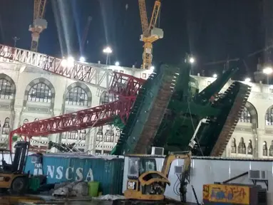 Kerusakan yang disebabkan jatuhnya sebuah crane terlihat di Masjidil Haram Mekah , Arab Saudi, Jumat (11/9/2015). Setidaknya 107 orang tewas akibat sebuah crane besar jatuh saat angin kencang dan hujan lebat melanda Arab Saudi. (REUTERS/Saudi News Agency)