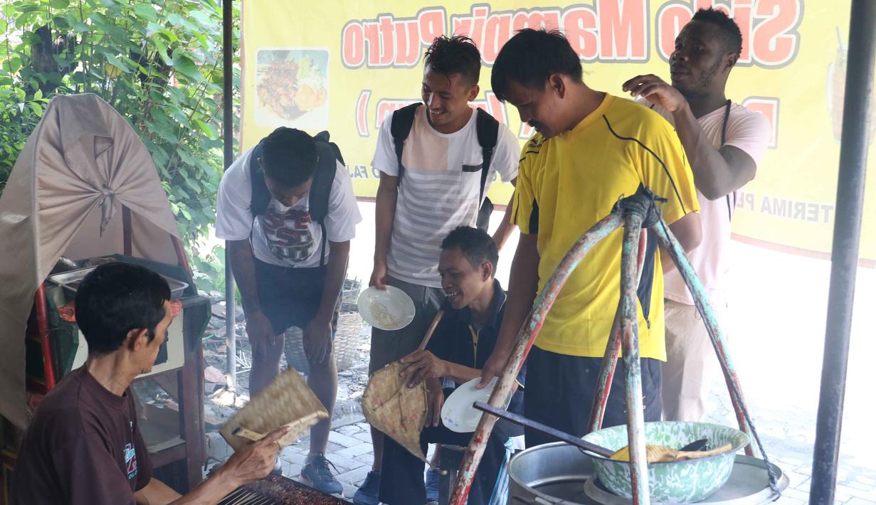 Pemain dan Official Semen Padang terlihat antusias menikmati sate kambing Sido Mampir Putro di Solo, Minggu(13/12/2015). (Bola.com/Nicklas Hanoatubun)