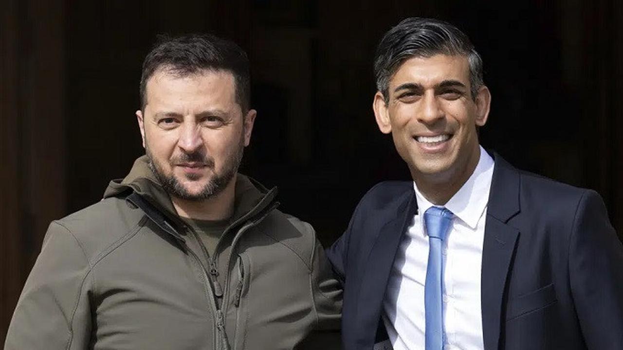 Presiden Ukraina Volodymyr Zelensky mengunjungi PM Rishi Sunak di Chequers, tempat peristirahatan resmi pemimpin Inggris, pada Senin (15/5/2023), untuk meminta lebih banyak bantuan militer. (Dok. Carl Court/Pool via AP)